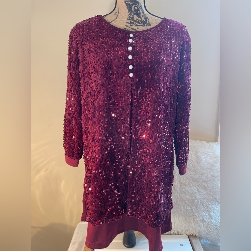 NWOT, plus size dressy 3/4 sleeve, long tunic style blouse. Red sequin. 3X